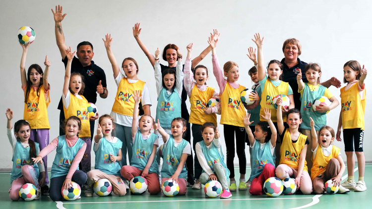 Playmakers. În vizită la FC “STORKS”