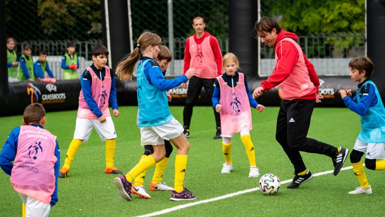 Figo, Boban sau Keane au jucat alături de copiii din Moldova!
Legendele fotbalului mondial sunt pentru 