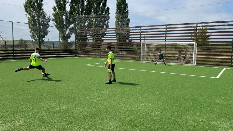 Un teren de mini-fotbal a fost inaugurat în satul Dobrogea